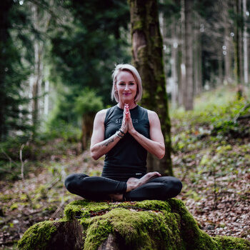 Yogalehrerin Ulla Dittmann führt eine Yogaübung aus