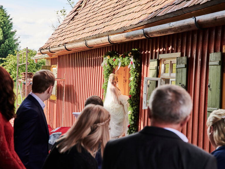 Eine Braut mit ihrer Hochzeitsgesellschaft auf dem Theurerhof