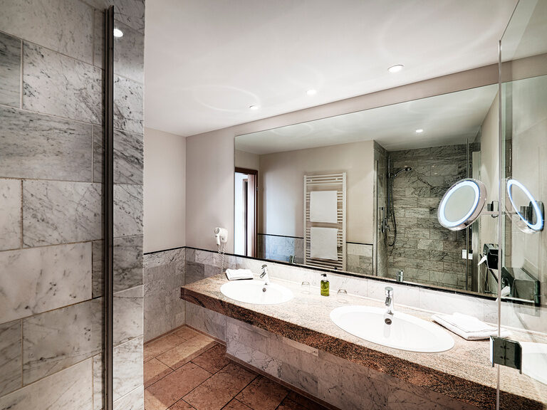Ein mit Doppelwaschbecken ausgestattetes Badezimmer in modernem Design.