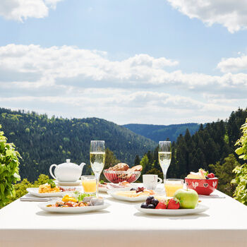 Ein reichlich gedeckter Frühstückstisch im Hotel Berlins KroneLamm mit großartiger Aussicht auf den Schwarzwald
