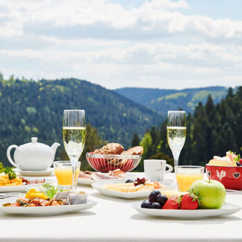Leckere Frühstücksspezialitäten stehen auf einem Tisch auf der Panoramaterrasse des Naturparkrestaurants Berlins Lamm.