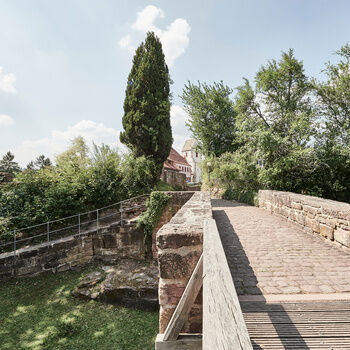Eine Brücke führt über einen Graben in das Zavelsteiner Städtle.