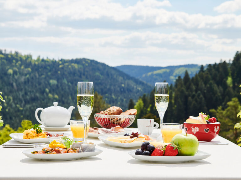 Leckere Frühstücksspezialitäten stehen auf einem Tisch auf der Panoramaterrasse des Naturparkrestaurants Berlins Lamm.