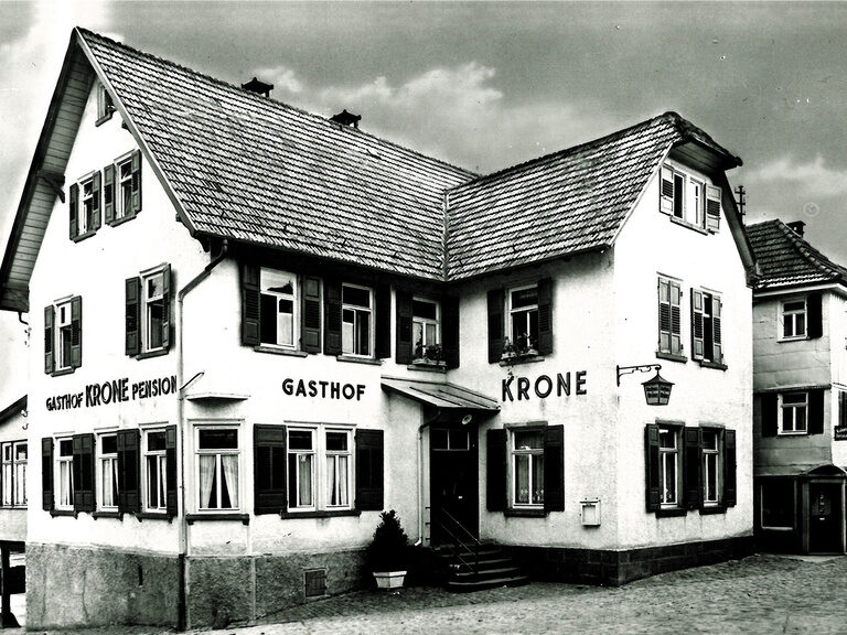 Eine Schwarzweiß Aufnahme des Hotelhauses KroneLamm im letzten Jahrhundert.