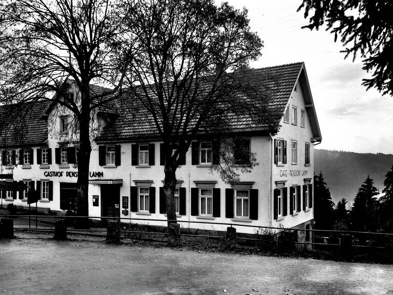 Eine Schwarzweiß Aufnahme des Hotels KroneLamm im letzten Jahrhundert.