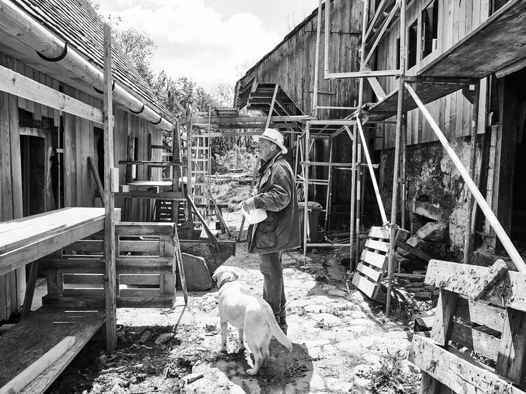 Aufgebaute Gerüste stehen im Zuge einer Renovierung bei dem Gebäude des Theurerhofs