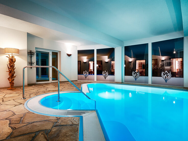 Entry into the indoor pool in the königSpa of the Hotel Berlins KroneLamm at night.