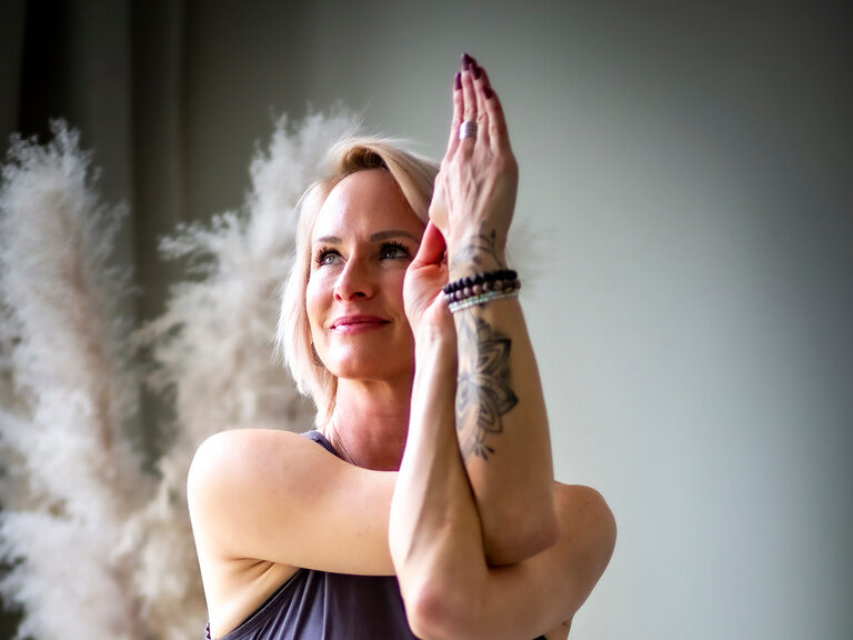 Yogatrainerin Ulla Dittmann beim Ausführen einer Yoga-Übung