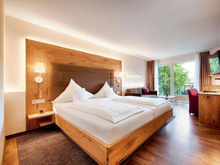 Großes Bett im gemütlichen, lichtdurchfluteten Hotelzimmer im Hotel Berlins KroneLamm.